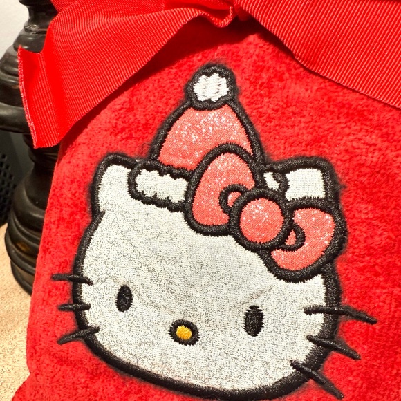 NWT Set of 2 Metallic SANTA HELLO KITTY Hand Towels - Picture 4 of 9